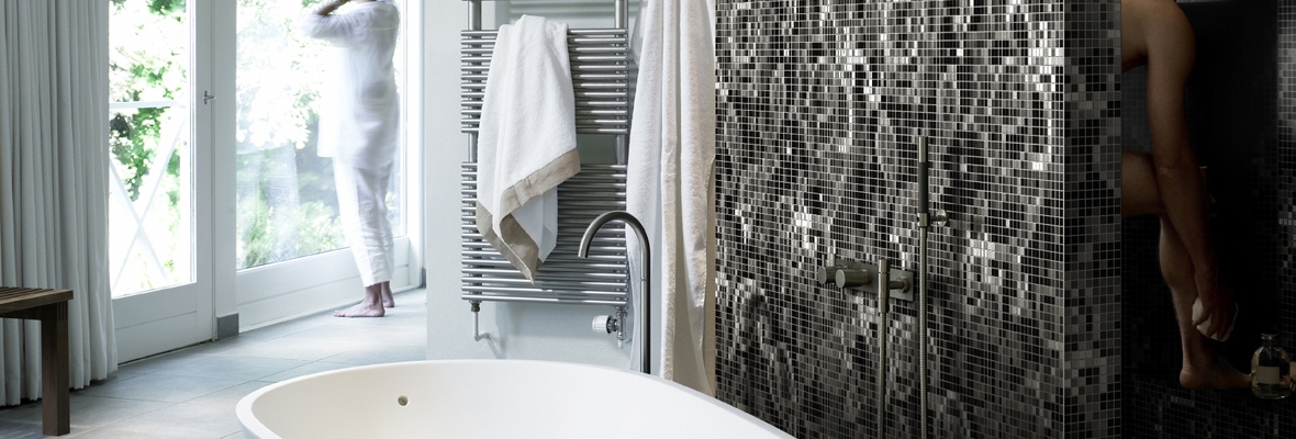 https://www.metroxl.nl/wp-content/uploads/2015/07/Mozawall%C2%AE-badkamer-wand-met-geprinte-mozaiek-tegels-1.jpg