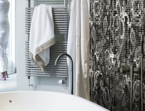Badkamer wanddecoratie voorzien van mozaiek steentjes