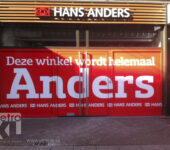 Raambelettering Hans Anders gevel sticker