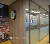 Kantoor renovatie met etsglas textielframe
