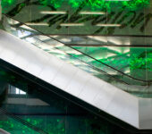 Etsglas op glaswanden winkelcomplex New Babylon