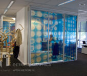 Transparant full-colour raamfolie blauw kantoor