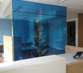 Transparant full-colour raamfolie bloem blauw