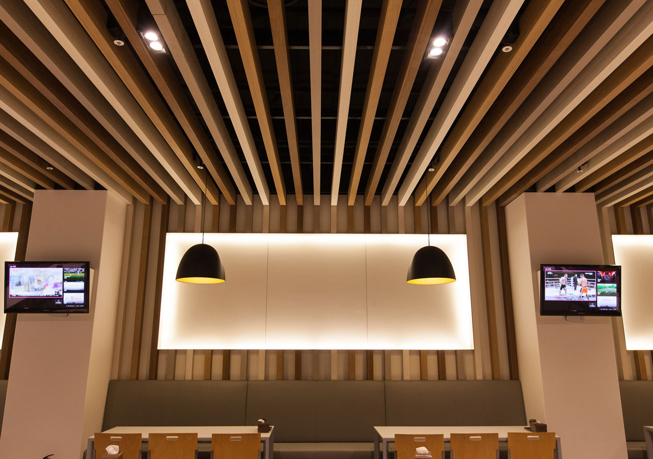 Renovatiefolie interieurfolie wachtruimte houtlook houtstructuur warme kleuren strakke styling interieur restylen