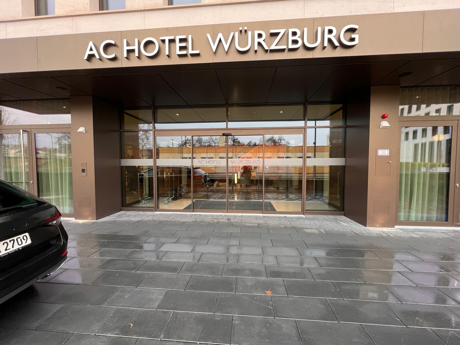 entree AC Hotel Wurzburg belettering door MetroXL