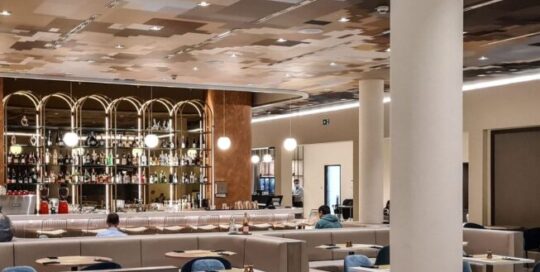 Moderne fresco siert plafond hotel in Duitsland