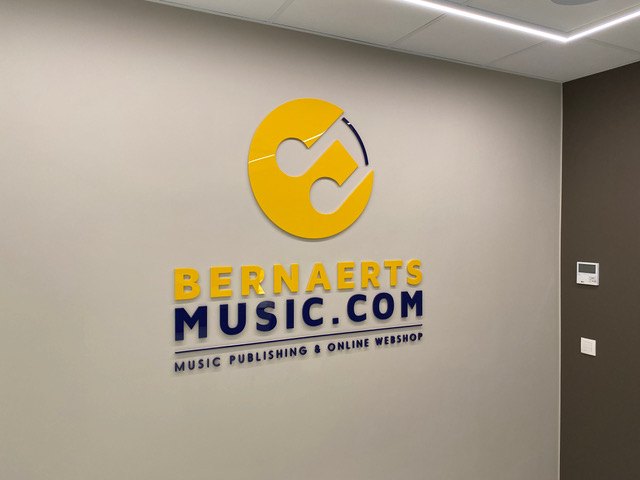 Logo uitgefreesd in acrylaat in de huisstijlkleuren van Bernaerts Music door MetroXL