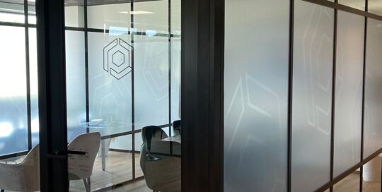 raamfolie privacy spreekkamers door MetroXL