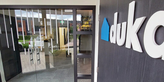 herkenbare signing Duka door MetroXL