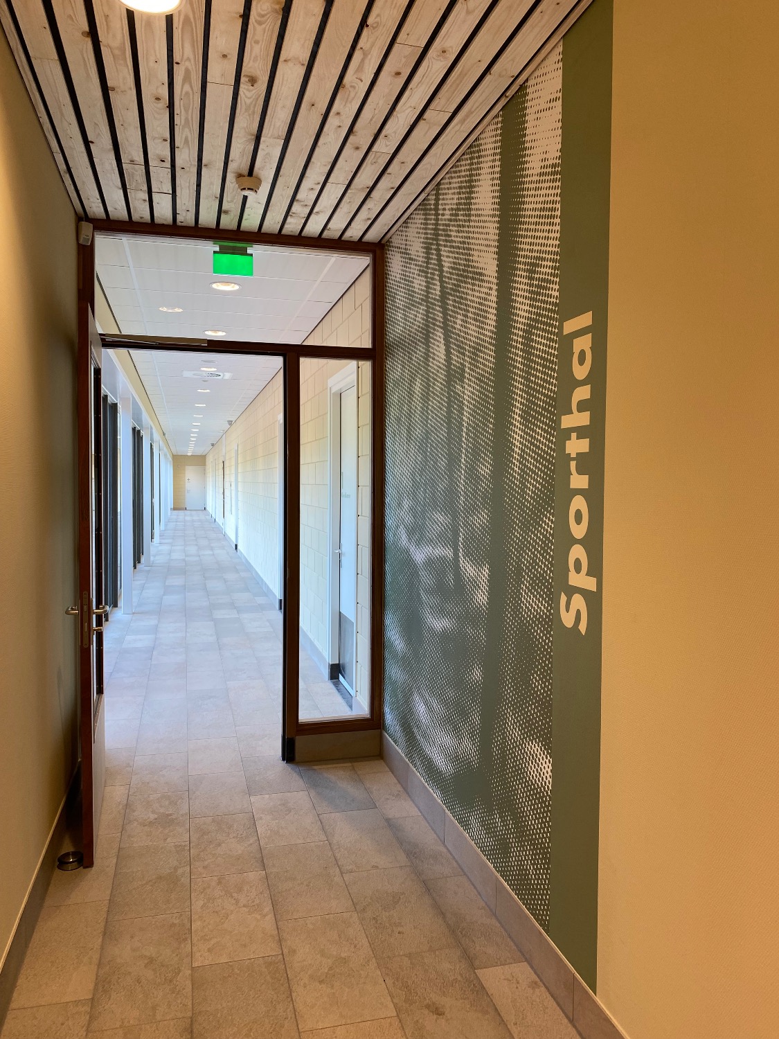 wanddecoratie wayfinding sportaccommodatie
