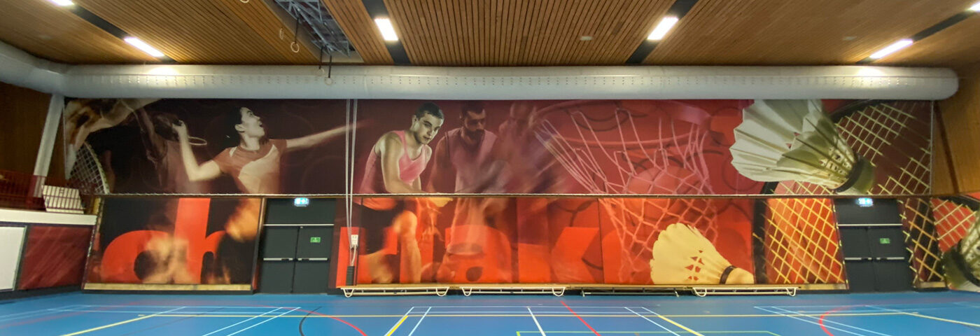 Sporthal Scharlakenhof met akoestische wand en doorlopende visuals voor rust en beleving.